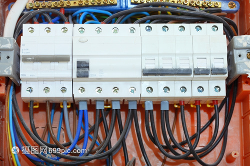 安全高效 電氣安裝中關(guān)閉配有電線引信與接觸器的電板配箱操作指南